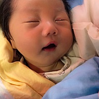 今天住院第三天，黄疸渐渐轻了，不知道还要住几天，想星期一把你接出院，不知道医生同不同意，妈妈好想...