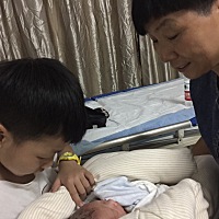 大宝当哥哥了，非常兴奋。非要抱抱弟弟，抱的不放手