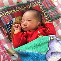 宝宝今天七天了，睡觉老是一抖一抖的，有宝妈知道是咋回事吗