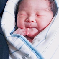 报喜啦 39+6 剖宫产男宝 7.7斤 当时打B超的时候有8.6斤 于是发作了的时候 正在纠结要顺还是剖 但听到医...