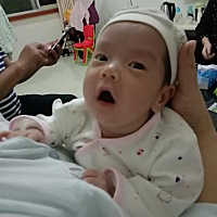 幺幺今天满月啦，体重已经八斤咯，一定要平安健康快乐的长大哟，爸爸妈妈外公外婆还有家里所有亲戚都爱...