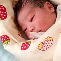 预产期提前一天发动，顺产，男宝六斤八两，半夜四点宫口开到三尺，早上八点宫口全开进产房，九点四十八...