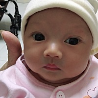 妹妹洗澡澡现在好舒服的样子，一点也不像第一次那么害怕了