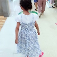 我2婚，看女儿他们一家人还要跟着我，不让看，看着孩子过的很不好好伤心，一家人欺负我和女儿