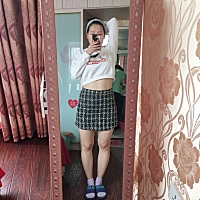 试了一下孕前的衣服，本来以为生孩子以后以前的衣服都穿不了了，没想到还能穿，太好了