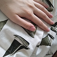 我四个月没满，感觉到胎动了，三个月以后就有点轻微的，我百度了下说五个月以后才动，很少有三个月的。...