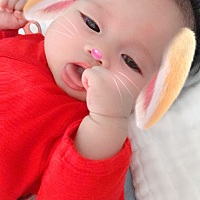 昨天手贱给自己剪了个刘海 宝宝本来笑着醒来的 突然就愣住了 今天看着我都怔怔的 没那么爱笑了