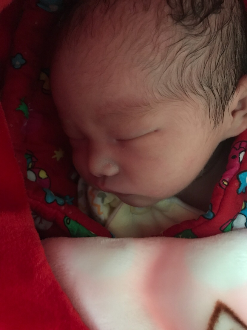 宝宝出生了 刨腹产。弟弟6.3 哥哥5.8。终于解脱了 但是今天一天的疼痛也让我忘怀 到现在还是很疼 刀口疼 宫锁疼 不过看到宝宝确实值了 一切都顺利 宝宝也很健康。祝孕妈都接好孕