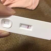 今天用毓婷的验孕棒测的，不是晨尿，隐约看到白印，这是怀了吗？还是试纸自带的水印？？求解答。