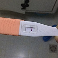 这是怀上了还是？之前只有一根线。过了十分钟又有了第二根线。什么情况？到底是怀了还是没怀？