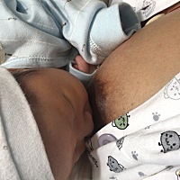 我家宝宝偏小。只有5斤多一点。现在出生5天。昨天出院。现在喂母乳。出现吃母乳哭闹的情绪。一般宝宝哭...