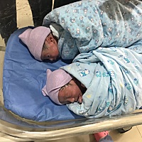 双胞胎宝宝昨天上午10点出生，两个儿子。大宝4斤5两，小宝4斤八两，宝宝出来给拍了张照片就被推进监护室...