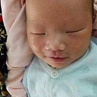 漏奶什么方法能防，这边喂，那边瓶子接不到几分钟也能有接到二十毫升，衣服都是湿一大片，接出来小孩还...