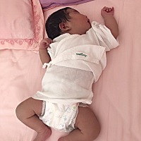 我女儿出生16天了，自己醒了就东张西望，很喜欢泡澡，泡澡的时候特别乖。可是喝奶的时候喜欢哼哼唧唧的...