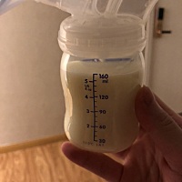 还没出月子，就已经存了这么多奶了，月子中心的冰箱都不够放😓。