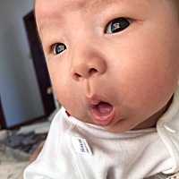 我公公老是用手摸小孩的嘴，小孩还舔他手指头，我公公有糖尿病，每顿吃饭前都打胰岛素，也不爱洗手，我...