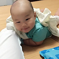 前些日子宝贝还爱这样趴着玩，现在却要坐着玩了