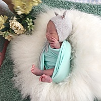 宝宝白天黑夜颠倒了 白天一直睡觉都吵不醒 一到半夜两三点就和打了鸡血一样不肯睡觉还哭闹  我快愁死了 ...