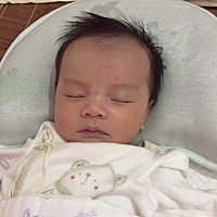 宝宝这两天脸上出现了一些小红点，想问各位宝妈们是不是湿疹？