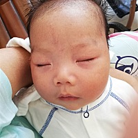 小朋友黄疸差不多两个月了才退完。担心了好久呢。现在皮肤也变得白白的，妈妈希望你健健康康，快点长大😘