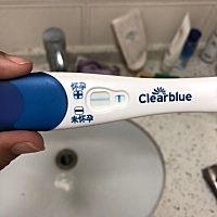 同房后第六天，忍不住测了一下，大家帮我看看有没有？眼睛快看瞎了，怎么感觉是有条竖线