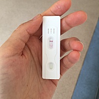 请大家帮忙看一下，是不是怀孕？下面是不是有一条很浅的线？