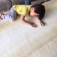 生二宝出产房时，看到她在产房外站那等我，看到我出来了，跑过来问问妈妈还疼吗？我的心瞬间被她融化了