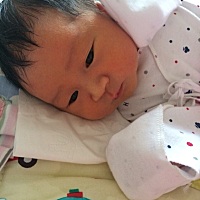 宝宝出生第七天了，到今天宝宝黄疸还没退下去呢！