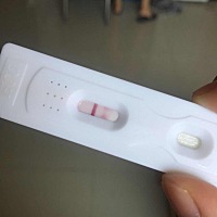 上午喝的水比较多，尿比较淡，中午买了早早孕试纸测出来这样的！不确定有没有，担心