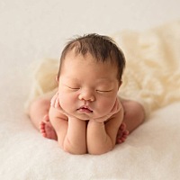 阳光洒在你柔软的皮肤上，闪烁着璀璨的光芒！