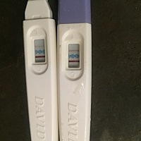 第二个是昨天下午测试的还很明显，今天晚上晨尿测试的怎么就不清楚了，月经超5天，到底是不是怀孕？