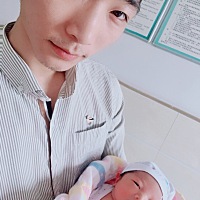 下午在医院称体重，宝宝七斤二两，我居然才瘦了六斤，这是什么鬼，剖腹产前两天都没吃啥东西这体重咋没...