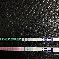 这是怎么回事？粉色的是排卵试纸，绿色的是试孕纸，怎么就半截，是不是操作有误？上个月二十四来的月经...