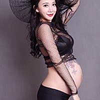 刚出炉的孕妇照，还有三周左右就要生产了，一直没做过性别，想保留惊喜感，宝妈们有没有会看的，大家猜一下