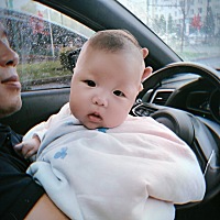 宝贝58天，这张是昨天与爸爸妈妈在舒兰街上开车雨中溜达。留影一张😉