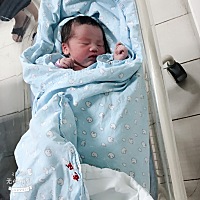 终于卸货了，比预产期提前了两天，6斤4两的小亮仔一枚[皱眉] 12.30见红，1.30到的医院，原本以为不会这...