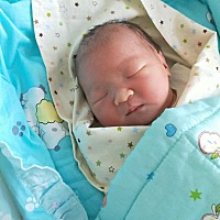 喜得千金一枚，像谁？