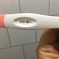 怀孕怎么和大姨妈要来的感觉好像。胸部痛，乳头也痛。腰也痛。小腹有点胀。我弟妹怀孕那时候感觉就没事...