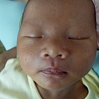 宝宝这几天一吃奶嘴唇就会变白，之前都没有，不知道怎么会这样，婆婆说给他喝点药草，或者那点盐擦一下...