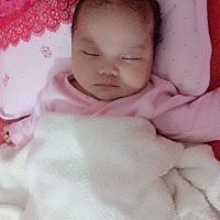 我家小宝贝还有四天就满月了。