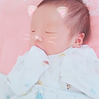 刚满月白天就一点也不睡啦 每天从早上四点到下午五六点才睡 精神的很 一个人带宝宝 吃饭的空都没有