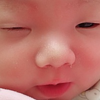 预产期当天顺产六斤八两女宝宝，不爱哭闹的健康女宝宝，母乳喂养刚开始真的是很辛苦，吸得针扎般疼，堵...