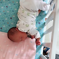 宝宝第10天就自己侧身睡觉了