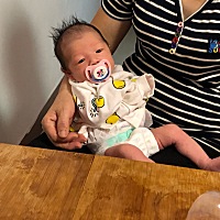 孩子23天了，不怎么吃奶，可能觉得费劲，就给他吃奶粉，开始买的日本固力果的，后来网上说日本奶粉缺碘...