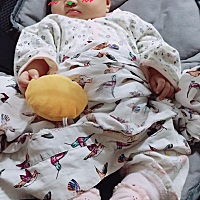 现在宝宝白天睡觉，不想让她，她非要要睡😂晚上就精神百倍，等到4点多睡，我也跟着一样睡，是不是宝宝...