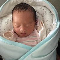 9月22日下午3点02分 宝宝出生了。男宝一枚。在外地医院生的。医生让在出院时给宝宝取好名字。按家族字牌...