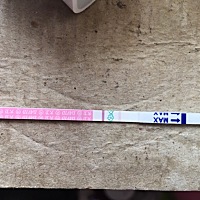 末次8月22，昨天测早早孕大白板，排卵试纸这样，怎么回事呢？