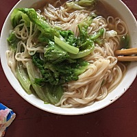 看我婆婆给做的排骨面？！排骨扒拉出锅啦？有些人说不要吐槽婆婆，不在这里说难道要月子里吵架吗？😂