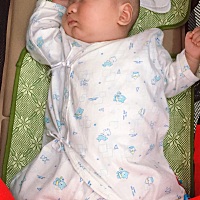 一个半月的宝宝，整天要抱着，唉！