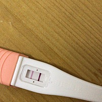 例假推迟一天，晚上用验孕棒测出两道杠，但是小腹隐隐坠疼是怎么回事？腰也酸